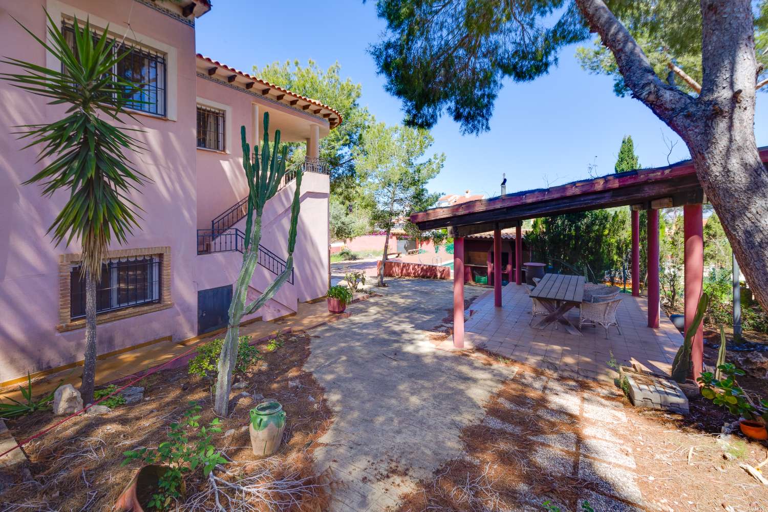 EXCLUSIVA VILLA MEDITERRÁNEA CON PARCELA DE 1.250 M², PISCINA PRIVADA Y APARTAMENTO INDEPENDIENTE EN SAN MIGUEL DE SALINAS