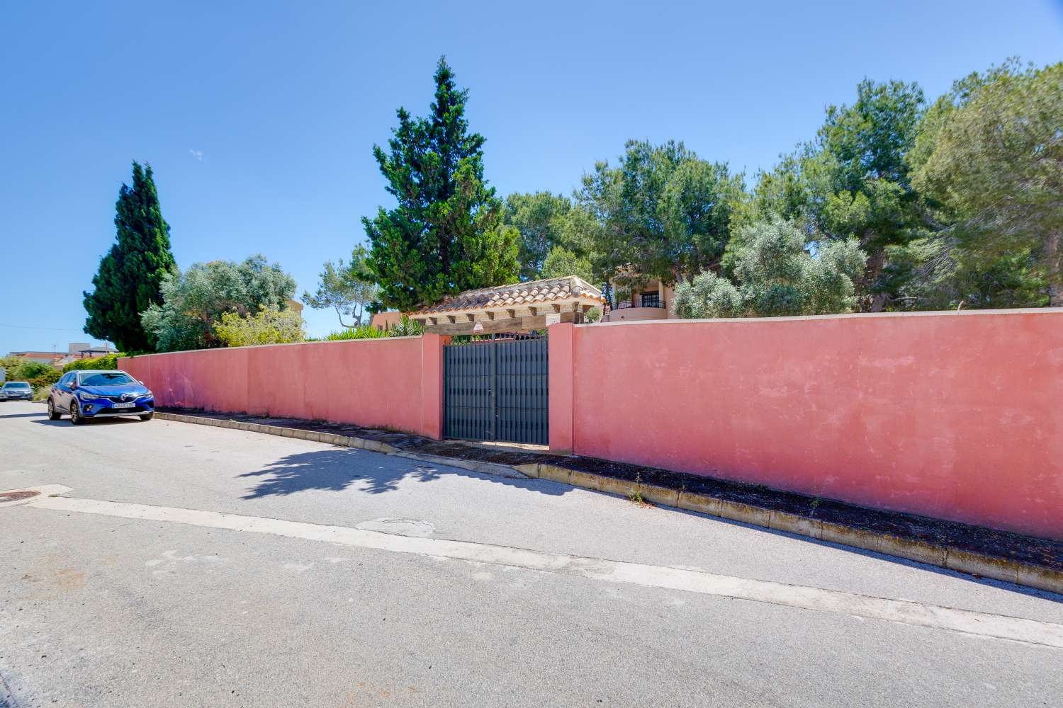 EXCLUSIVA VILLA MEDITERRÁNEA CON PARCELA DE 1.250 M², PISCINA PRIVADA Y APARTAMENTO INDEPENDIENTE EN SAN MIGUEL DE SALINAS