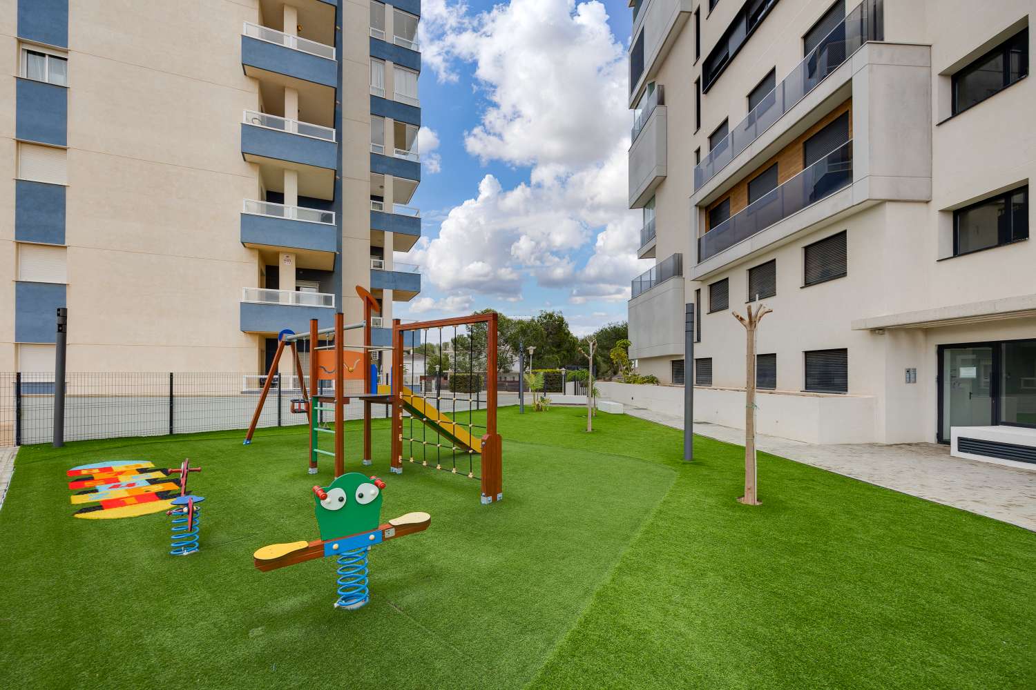 EXCLUSIVO ÁTICO DE LUJO EN CAMPOAMOR CON VISTAS AL MAR Y GRAN TERRAZA DE 45 M²