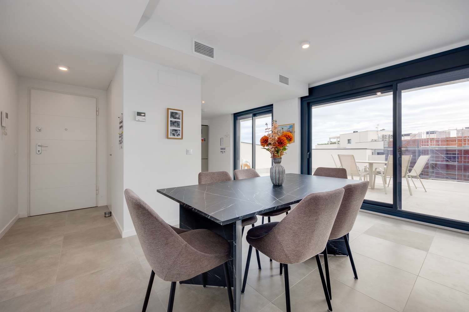 EXCLUSIVO ÁTICO DE LUJO EN CAMPOAMOR CON VISTAS AL MAR Y GRAN TERRAZA DE 45 M²