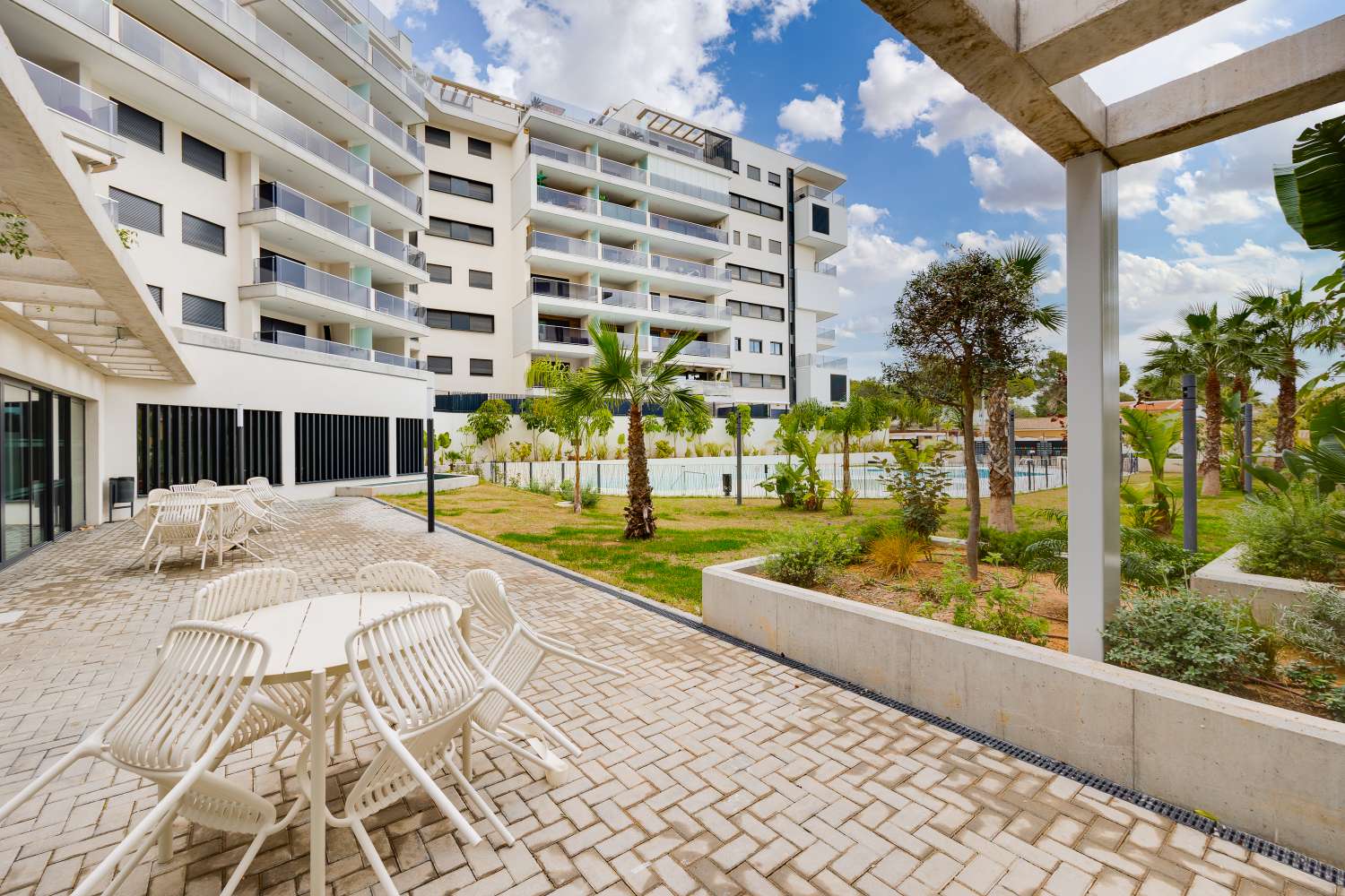 EXCLUSIVO ÁTICO DE LUJO EN CAMPOAMOR CON VISTAS AL MAR Y GRAN TERRAZA DE 45 M²
