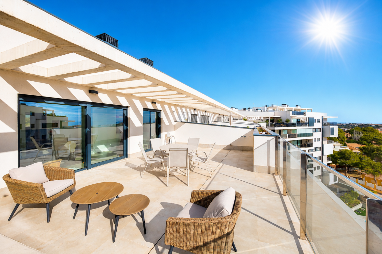 EXCLUSIVO ÁTICO DE LUJO EN CAMPOAMOR CON VISTAS AL MAR Y GRAN TERRAZA DE 45 M²