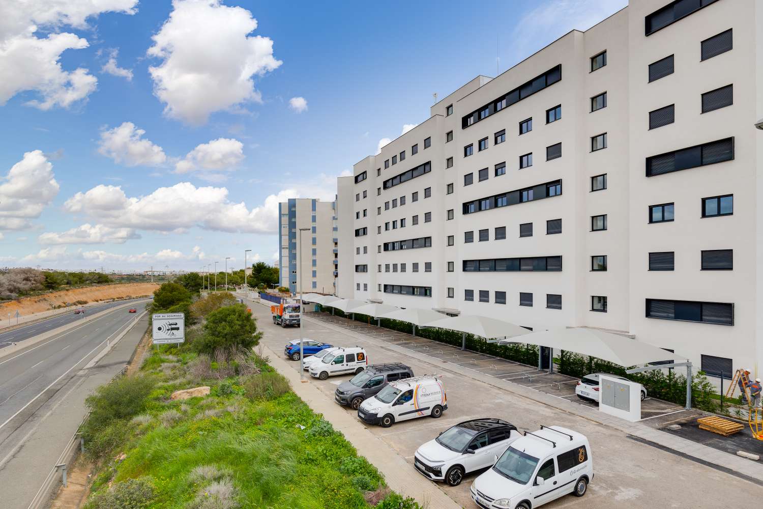 EXCLUSIVO ÁTICO DE LUJO EN CAMPOAMOR CON VISTAS AL MAR Y GRAN TERRAZA DE 45 M²