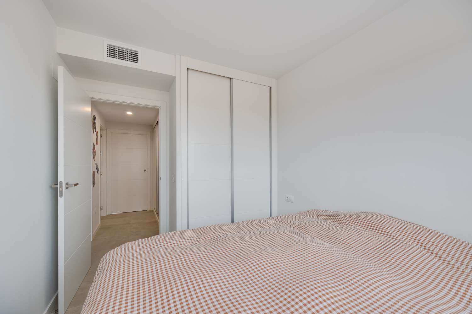 EXCLUSIVO ÁTICO DE LUJO EN CAMPOAMOR CON VISTAS AL MAR Y GRAN TERRAZA DE 45 M²