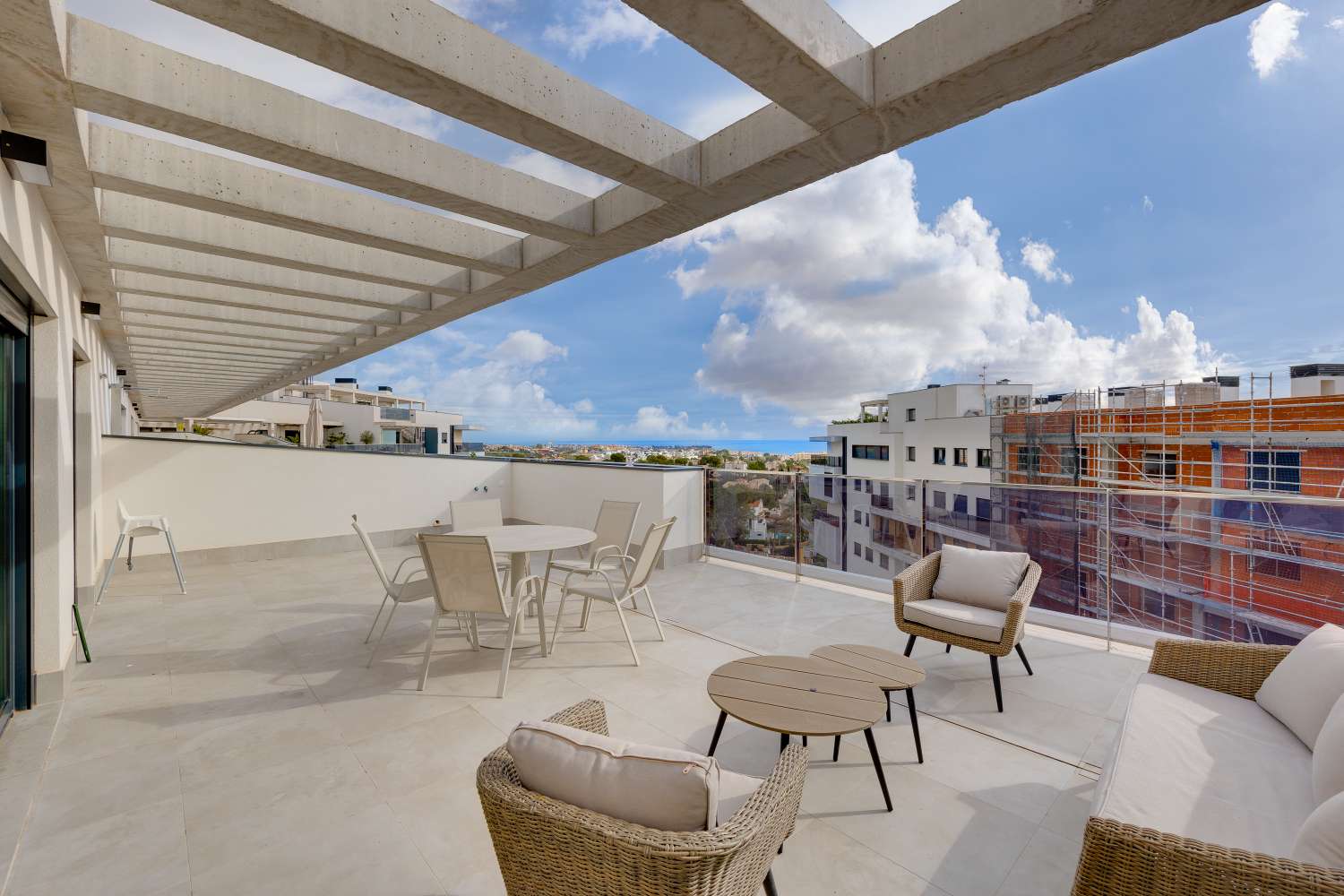 EXCLUSIVO ÁTICO DE LUJO EN CAMPOAMOR CON VISTAS AL MAR Y GRAN TERRAZA DE 45 M²