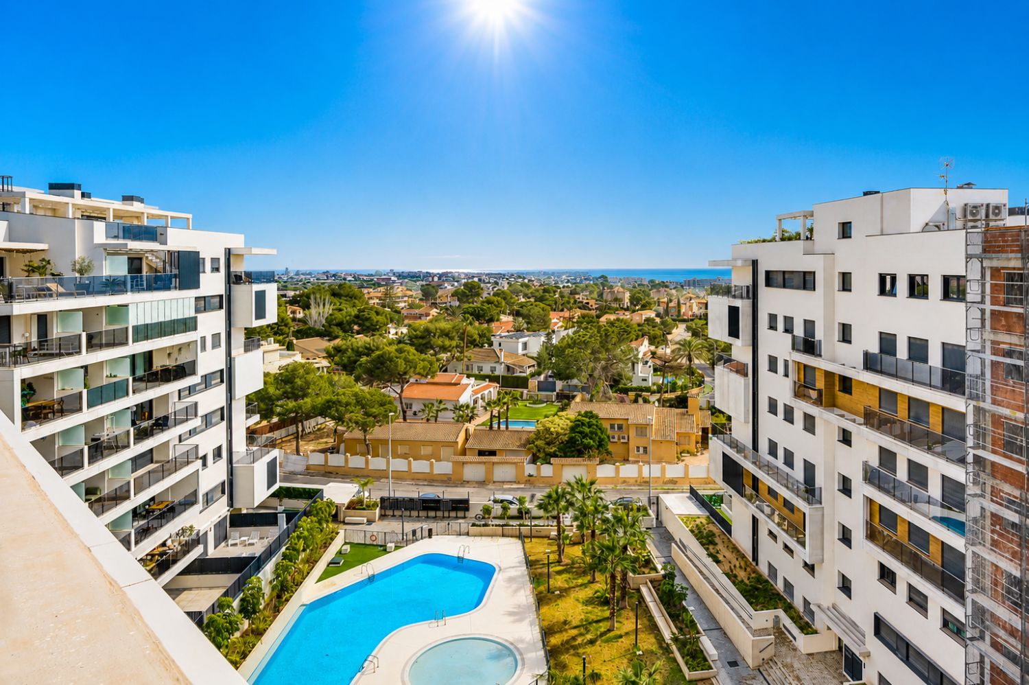 EXCLUSIVO ÁTICO DE LUJO EN CAMPOAMOR CON VISTAS AL MAR Y GRAN TERRAZA DE 45 M²