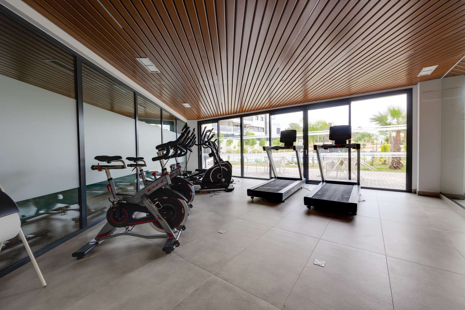 EXCLUSIVO ÁTICO DE LUJO EN CAMPOAMOR CON VISTAS AL MAR Y GRAN TERRAZA DE 45 M²