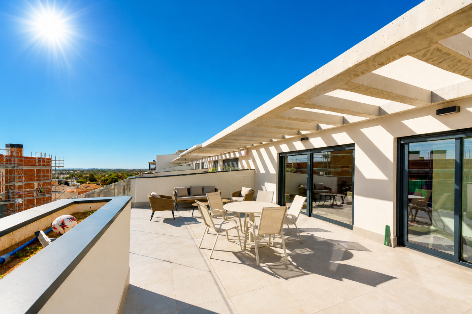 EXCLUSIVO ÁTICO DE LUJO EN CAMPOAMOR CON VISTAS AL MAR Y GRAN TERRAZA DE 45 M²