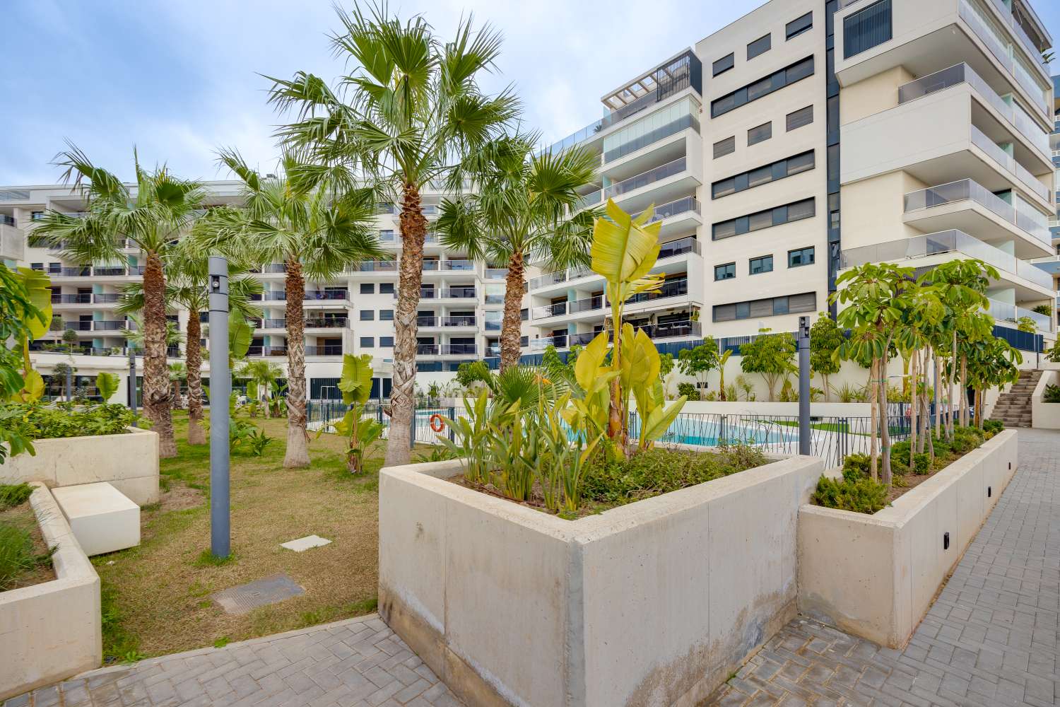 EXCLUSIVO ÁTICO DE LUJO EN CAMPOAMOR CON VISTAS AL MAR Y GRAN TERRAZA DE 45 M²