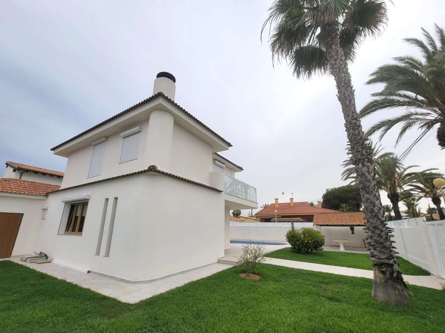 EXCLUSIVA VILLA MODERNA TOTALMENTE REFORMADA CON PISCINA PRIVADA EN CABO ROIG A 600 METROS DE LA PLAYA