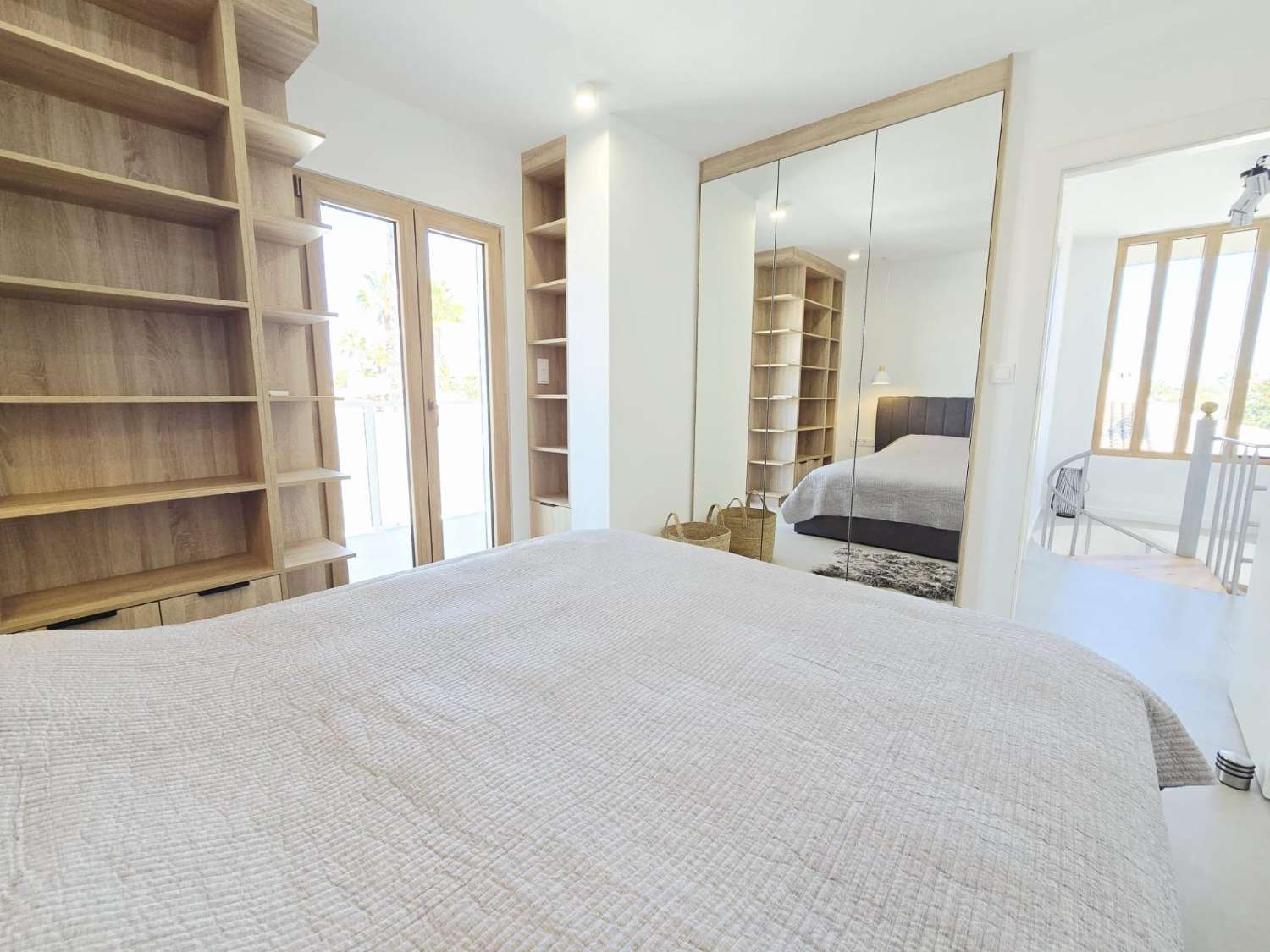 EXCLUSIVA VILLA MODERNA TOTALMENTE REFORMADA CON PISCINA PRIVADA EN CABO ROIG A 600 METROS DE LA PLAYA