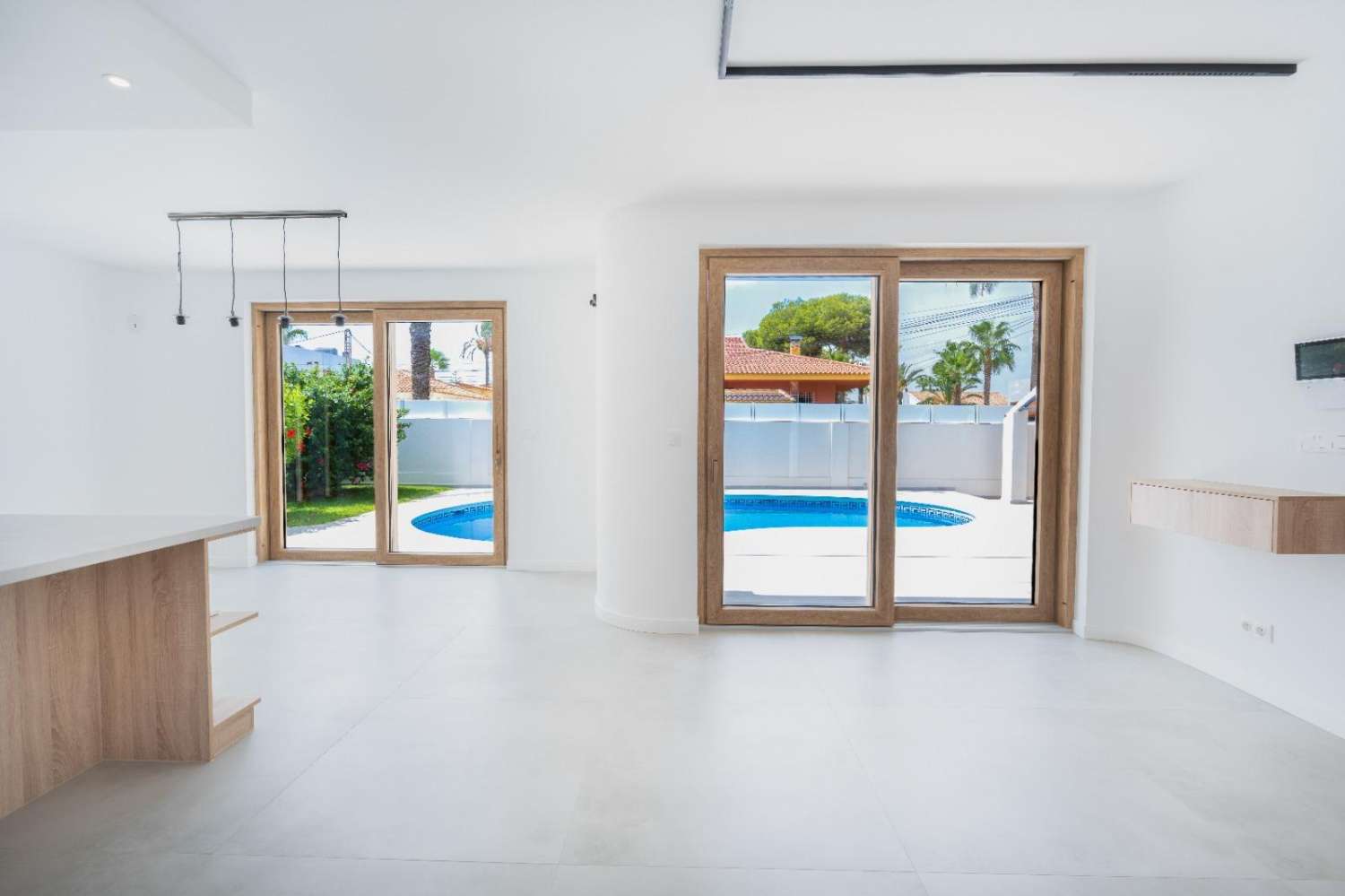 EXCLUSIVA VILLA MODERNA TOTALMENTE REFORMADA CON PISCINA PRIVADA EN CABO ROIG A 600 METROS DE LA PLAYA