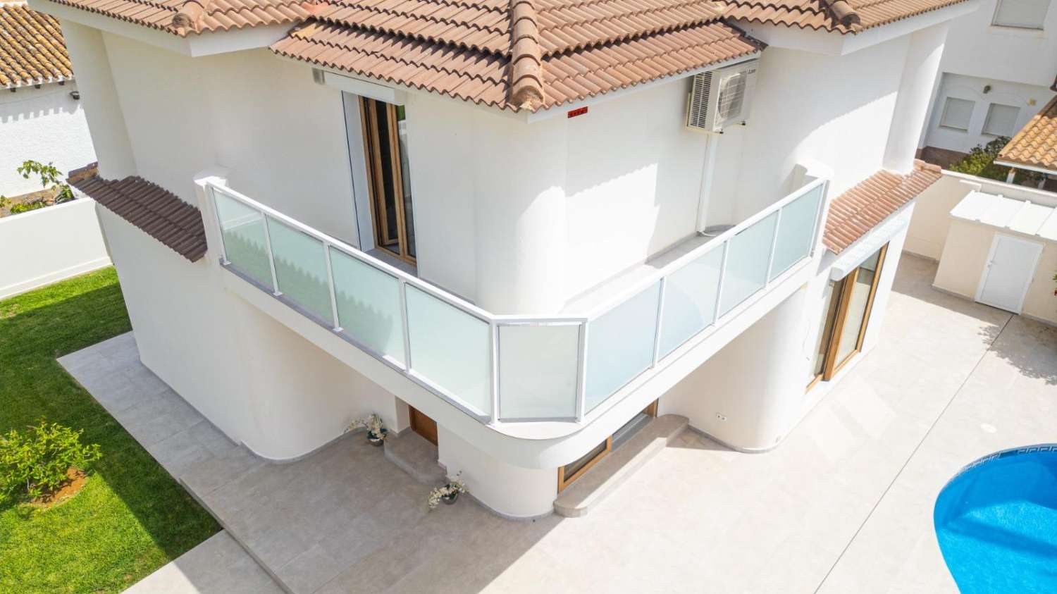 EXCLUSIVA VILLA MODERNA TOTALMENTE REFORMADA CON PISCINA PRIVADA EN CABO ROIG A 600 METROS DE LA PLAYA