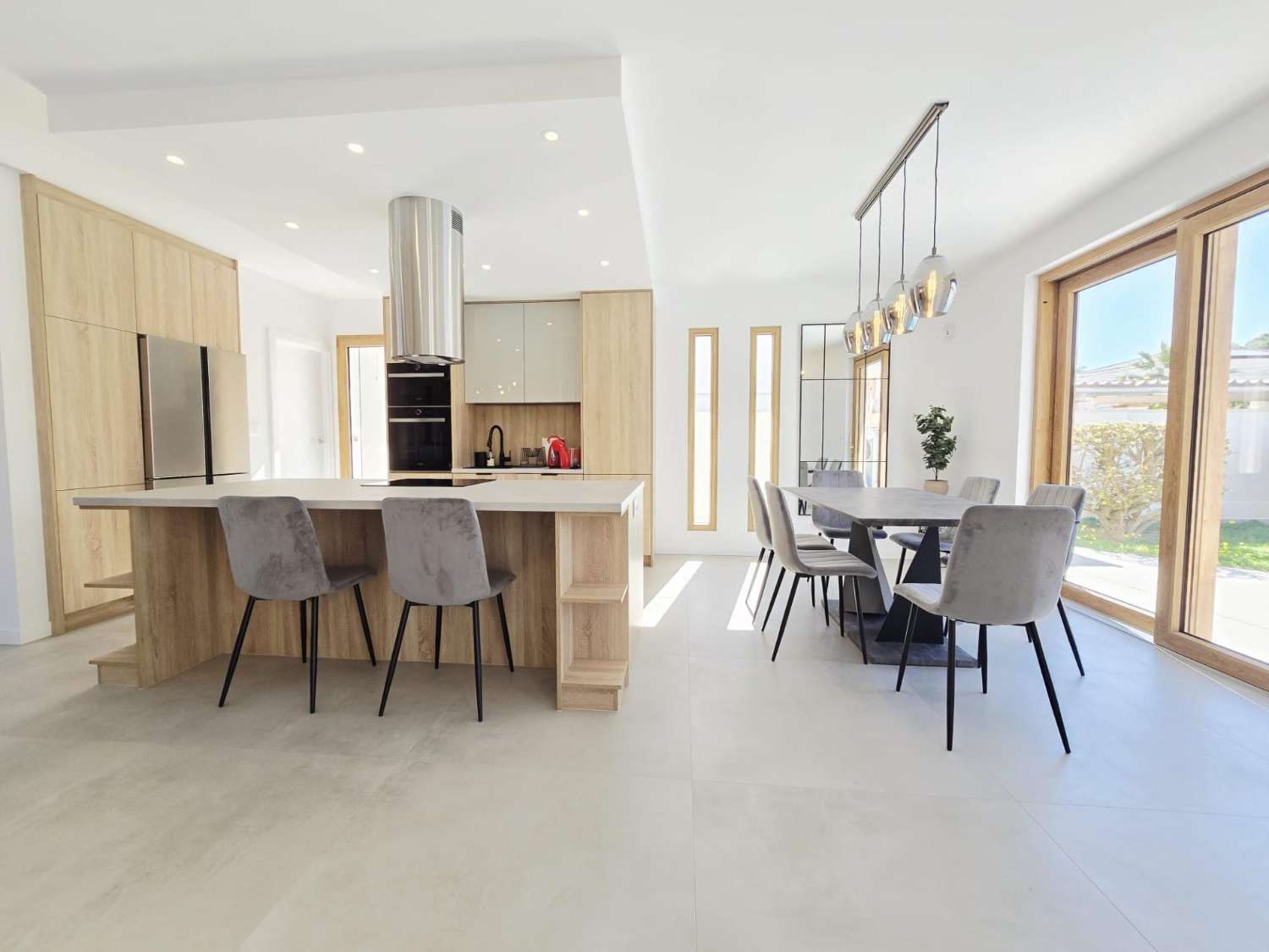 EXCLUSIVA VILLA MODERNA TOTALMENTE REFORMADA CON PISCINA PRIVADA EN CABO ROIG A 600 METROS DE LA PLAYA