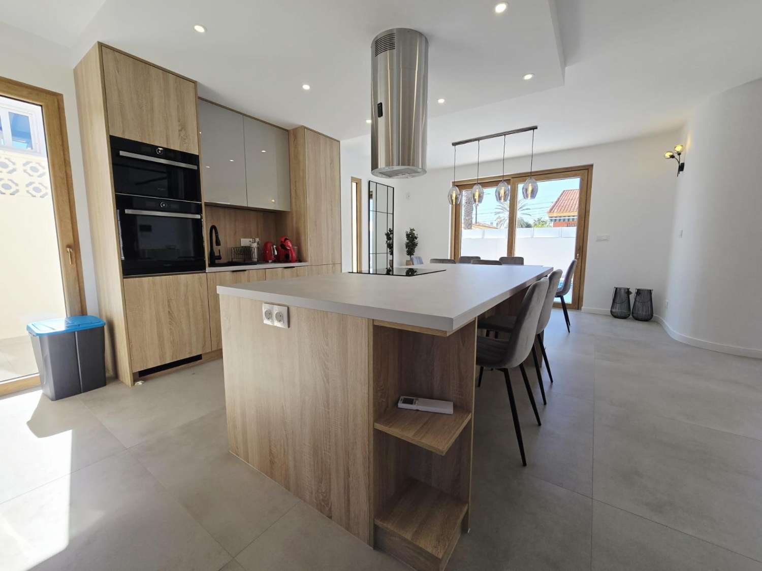 EXCLUSIVA VILLA MODERNA TOTALMENTE REFORMADA CON PISCINA PRIVADA EN CABO ROIG A 600 METROS DE LA PLAYA