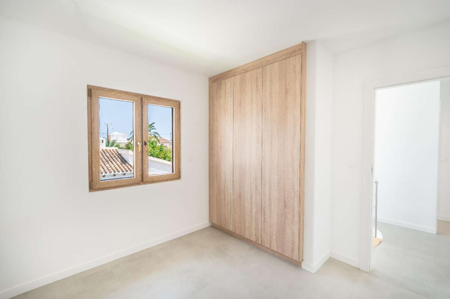 EXCLUSIVA VILLA MODERNA TOTALMENTE REFORMADA CON PISCINA PRIVADA EN CABO ROIG A 600 METROS DE LA PLAYA