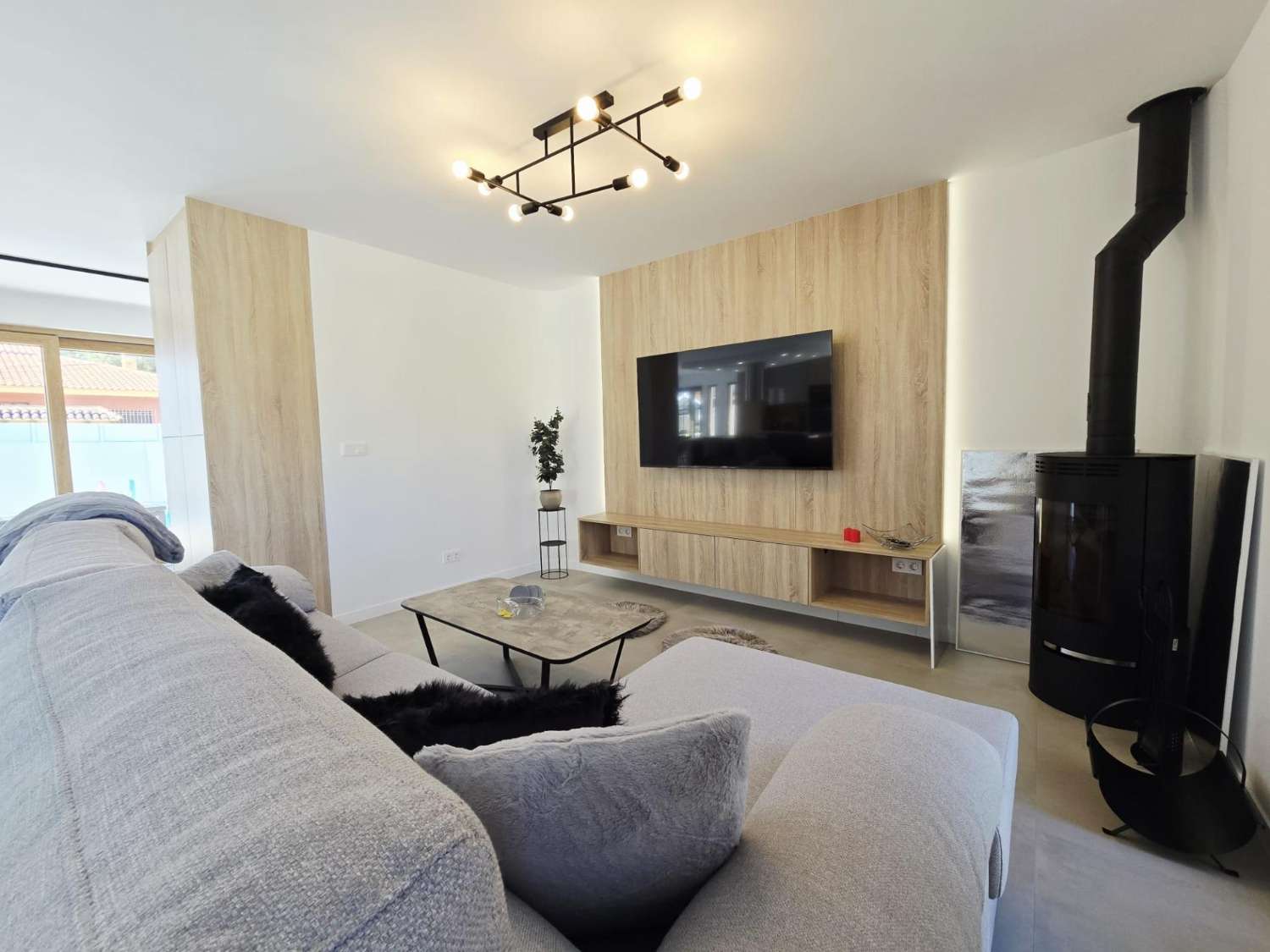 EXCLUSIVA VILLA MODERNA TOTALMENTE REFORMADA CON PISCINA PRIVADA EN CABO ROIG A 600 METROS DE LA PLAYA
