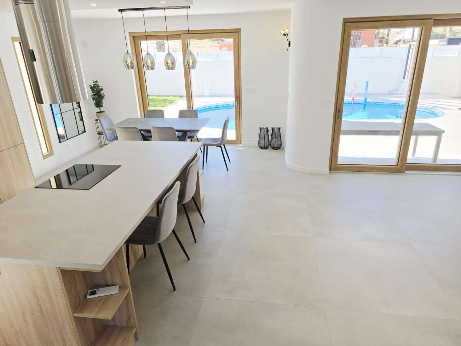 EXCLUSIVA VILLA MODERNA TOTALMENTE REFORMADA CON PISCINA PRIVADA EN CABO ROIG A 600 METROS DE LA PLAYA