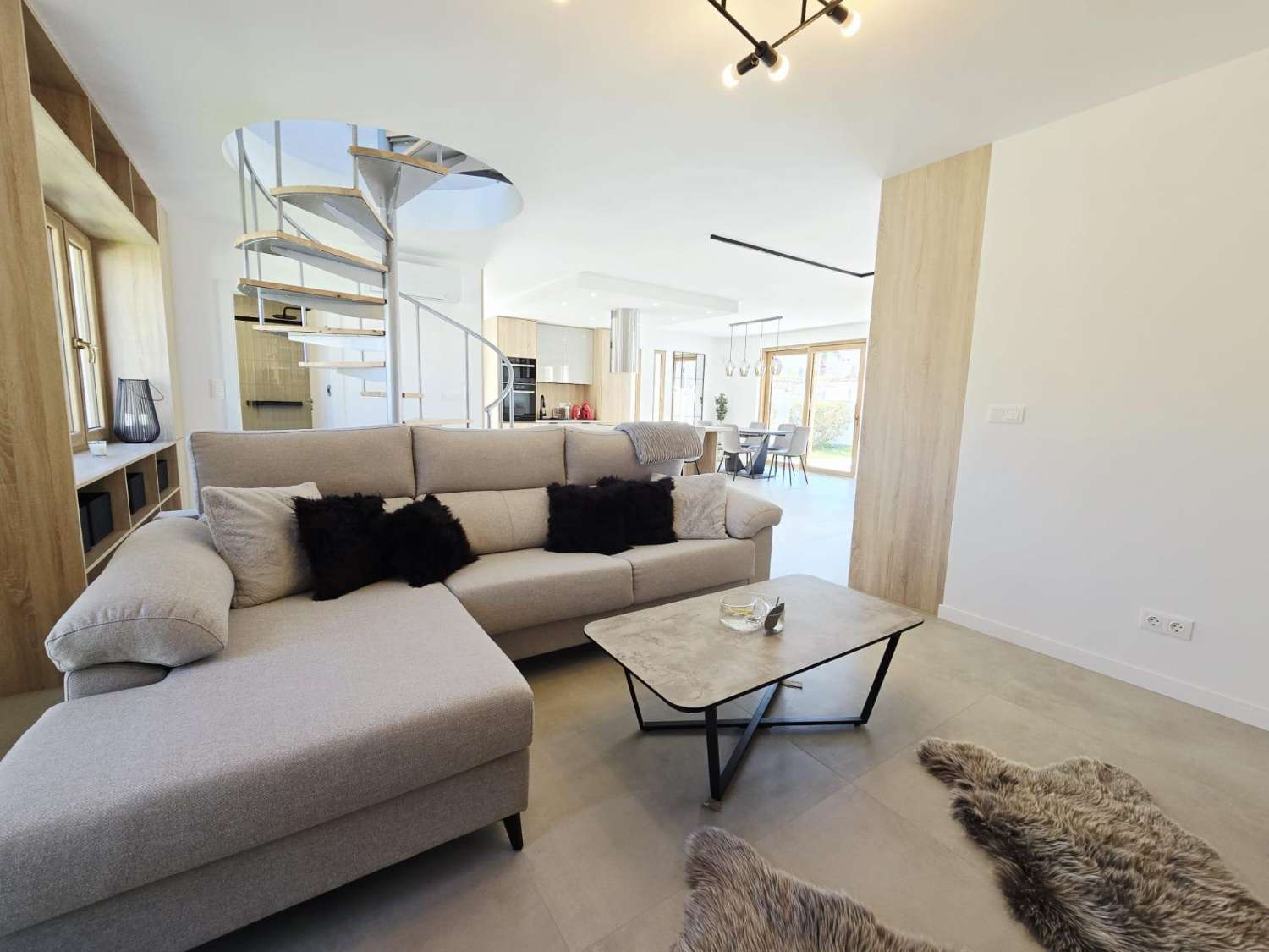 EXCLUSIVA VILLA MODERNA TOTALMENTE REFORMADA CON PISCINA PRIVADA EN CABO ROIG A 600 METROS DE LA PLAYA