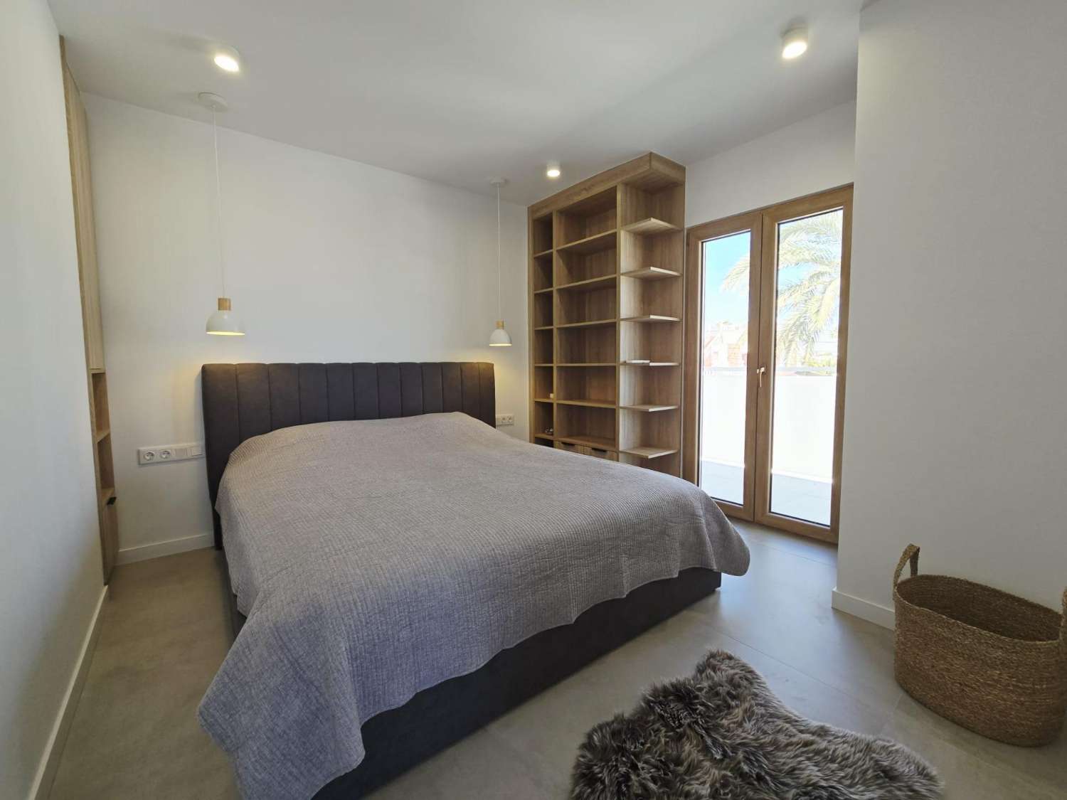 EXCLUSIVA VILLA MODERNA TOTALMENTE REFORMADA CON PISCINA PRIVADA EN CABO ROIG A 600 METROS DE LA PLAYA