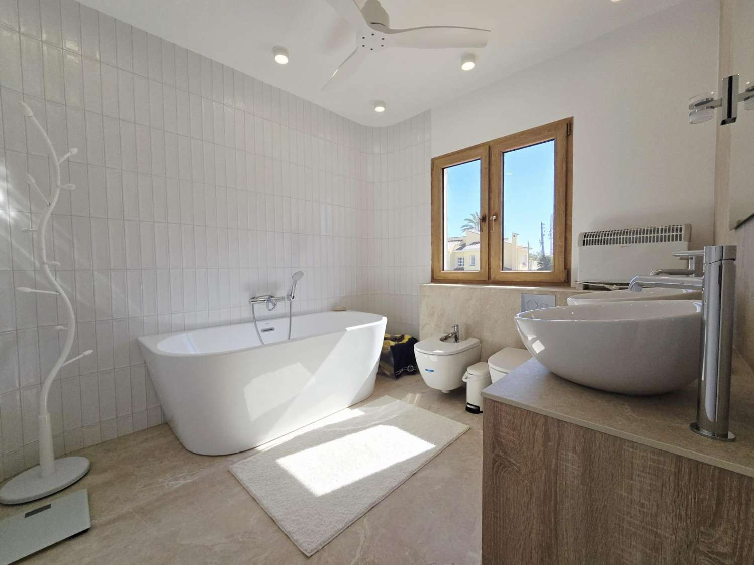 EXCLUSIVA VILLA MODERNA TOTALMENTE REFORMADA CON PISCINA PRIVADA EN CABO ROIG A 600 METROS DE LA PLAYA