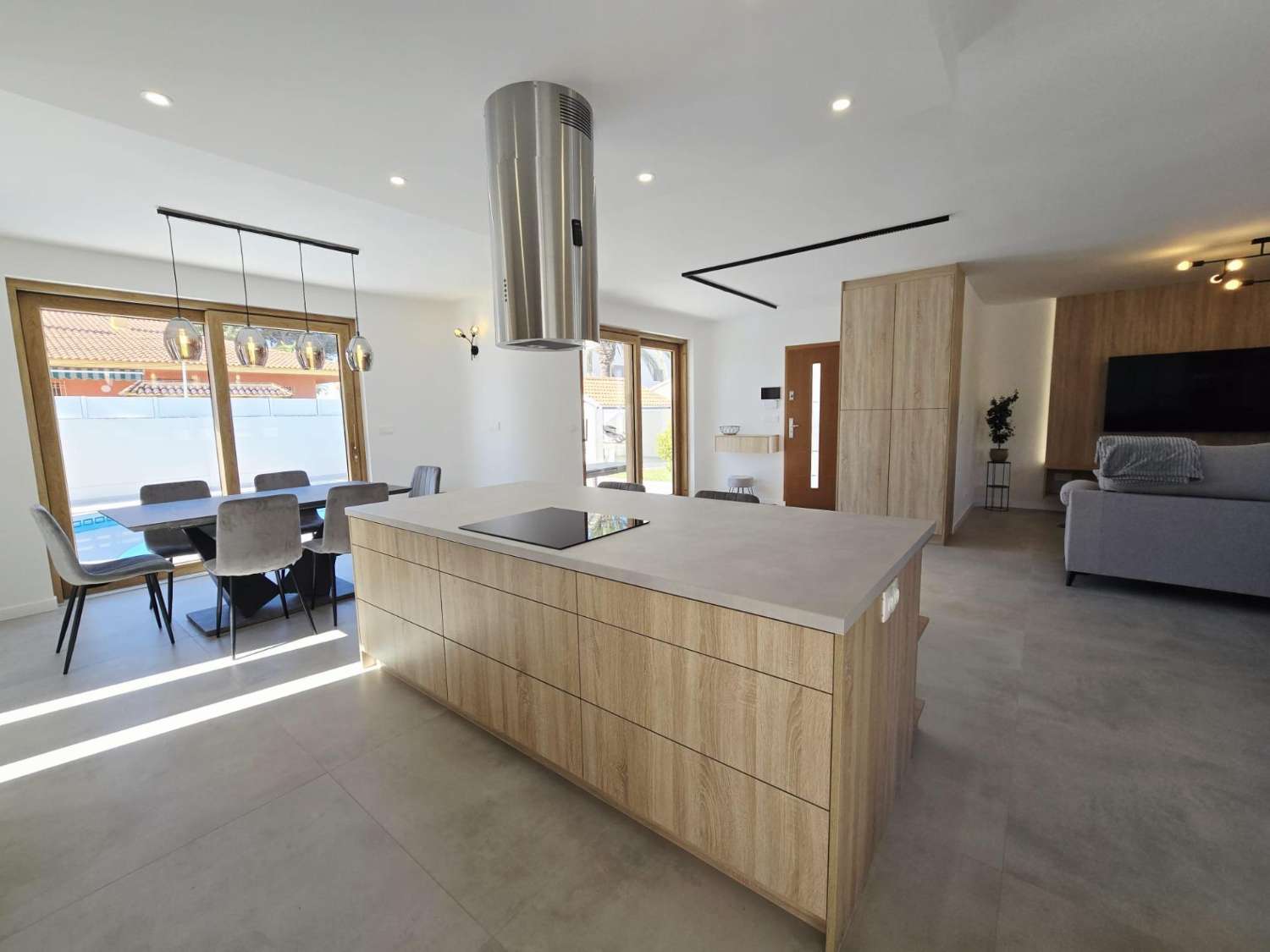 EXCLUSIVA VILLA MODERNA TOTALMENTE REFORMADA CON PISCINA PRIVADA EN CABO ROIG A 600 METROS DE LA PLAYA