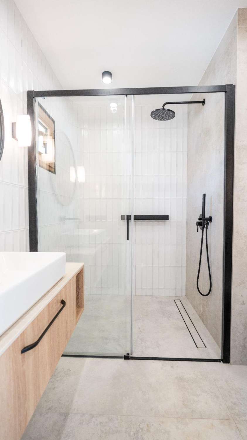 EXCLUSIVA VILLA MODERNA TOTALMENTE REFORMADA CON PISCINA PRIVADA EN CABO ROIG A 600 METROS DE LA PLAYA