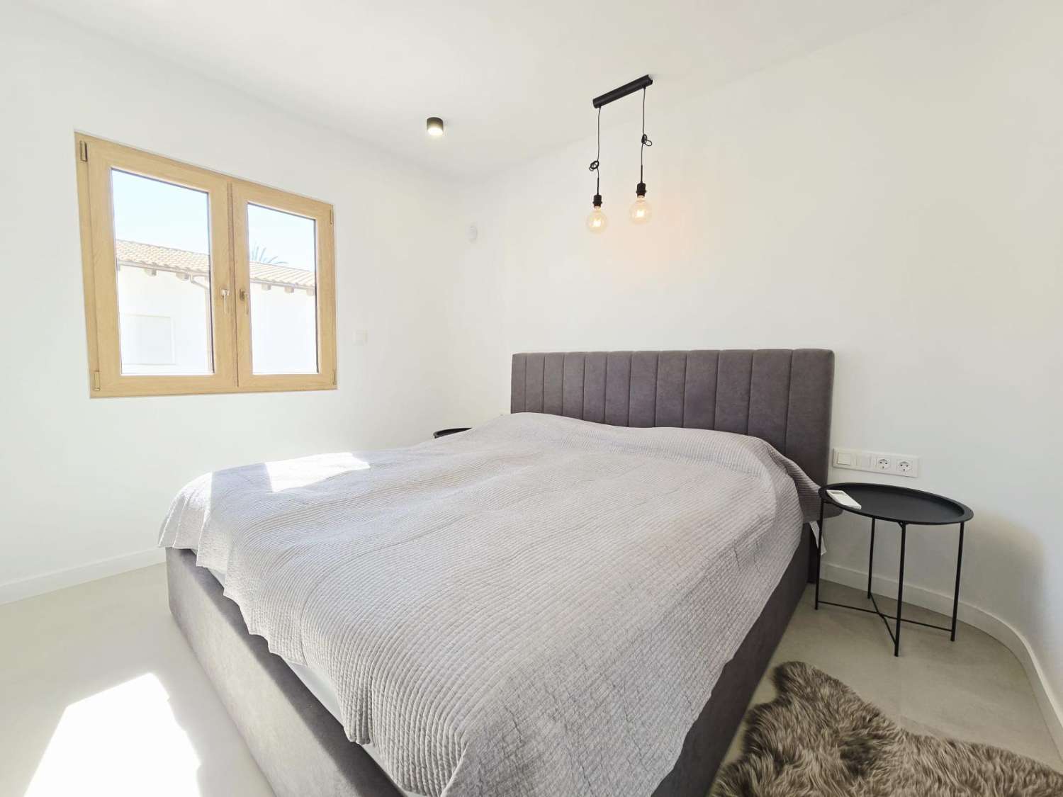 EXCLUSIVA VILLA MODERNA TOTALMENTE REFORMADA CON PISCINA PRIVADA EN CABO ROIG A 600 METROS DE LA PLAYA