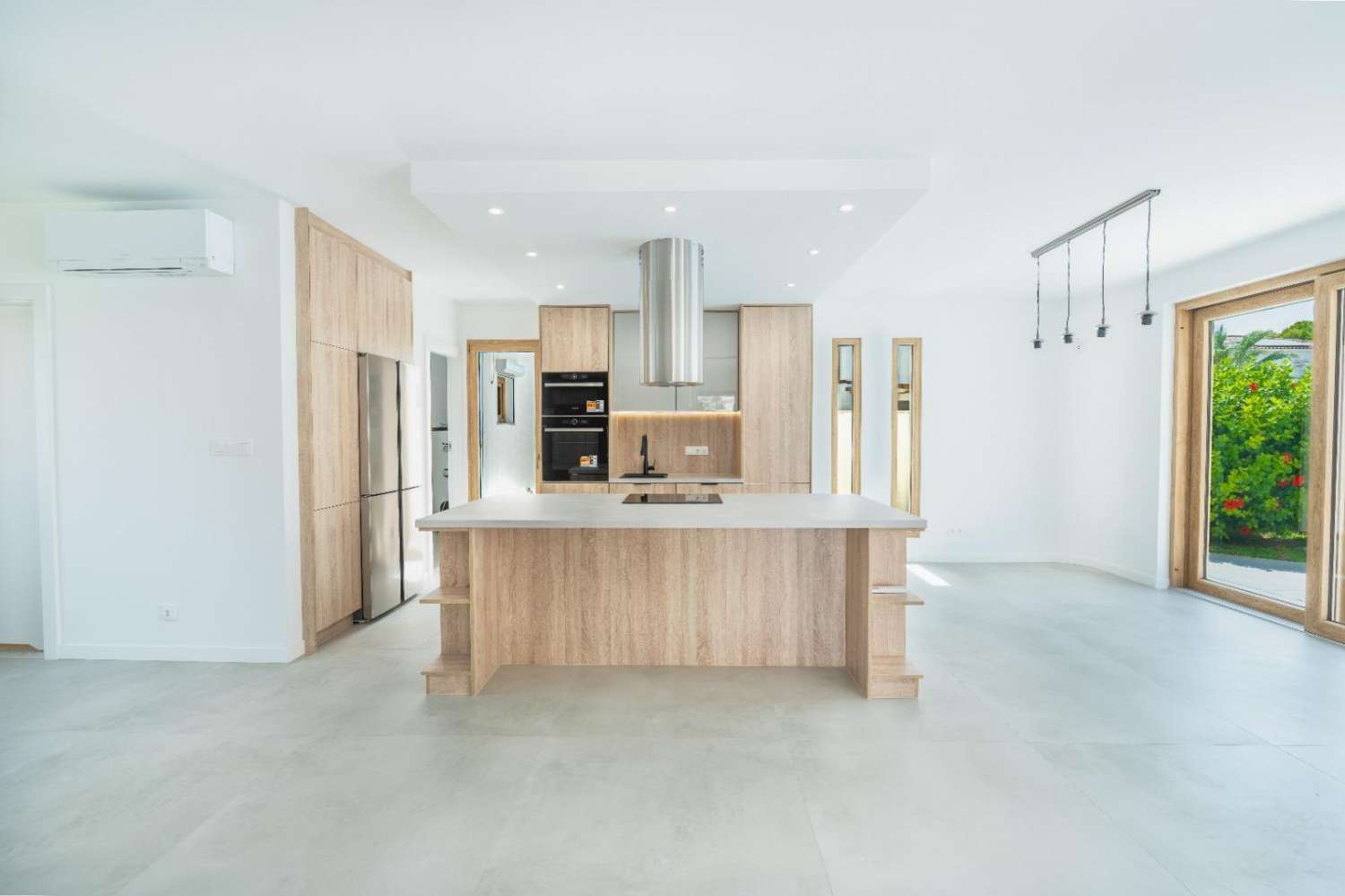EXCLUSIVA VILLA MODERNA TOTALMENTE REFORMADA CON PISCINA PRIVADA EN CABO ROIG A 600 METROS DE LA PLAYA