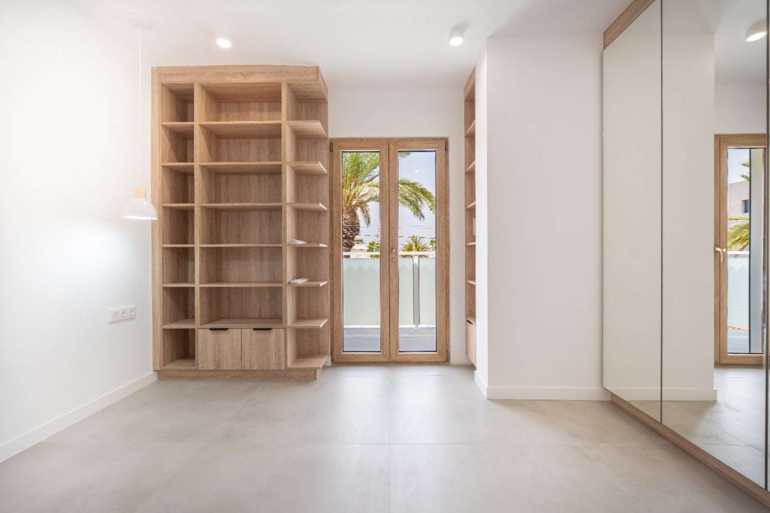 EXCLUSIVA VILLA MODERNA TOTALMENTE REFORMADA CON PISCINA PRIVADA EN CABO ROIG A 600 METROS DE LA PLAYA