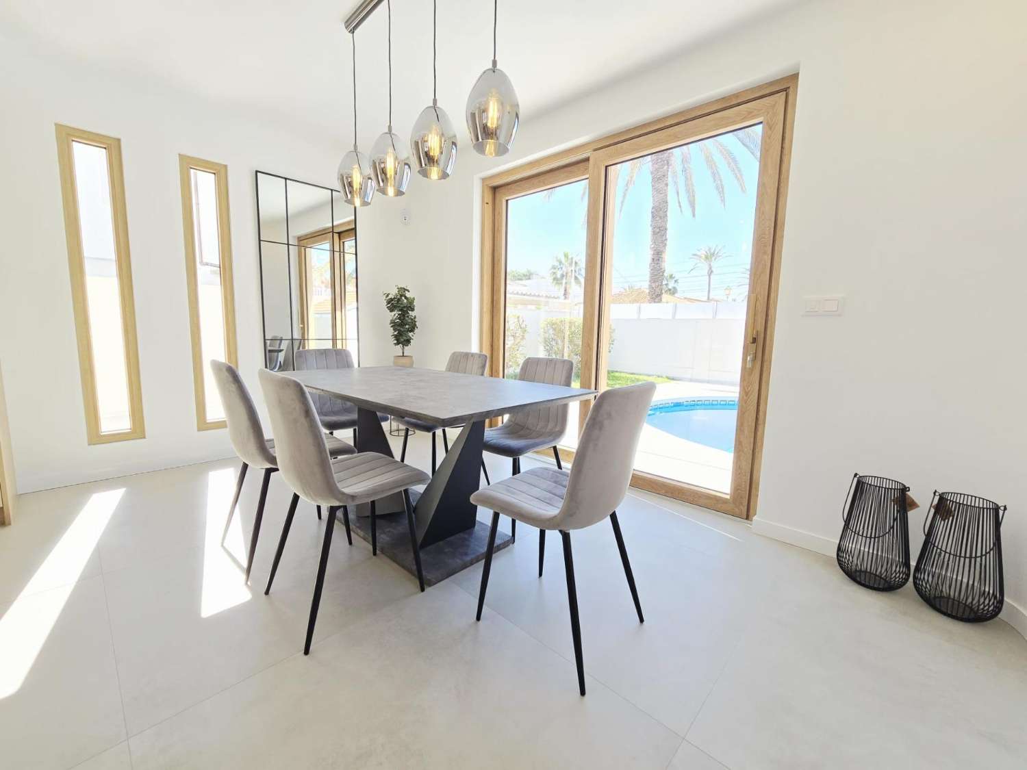 EXCLUSIVA VILLA MODERNA TOTALMENTE REFORMADA CON PISCINA PRIVADA EN CABO ROIG A 600 METROS DE LA PLAYA