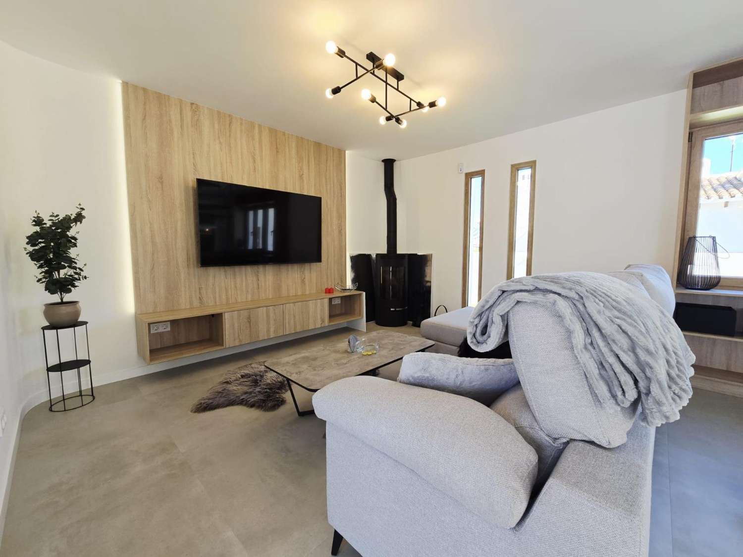 EXCLUSIVA VILLA MODERNA TOTALMENTE REFORMADA CON PISCINA PRIVADA EN CABO ROIG A 600 METROS DE LA PLAYA