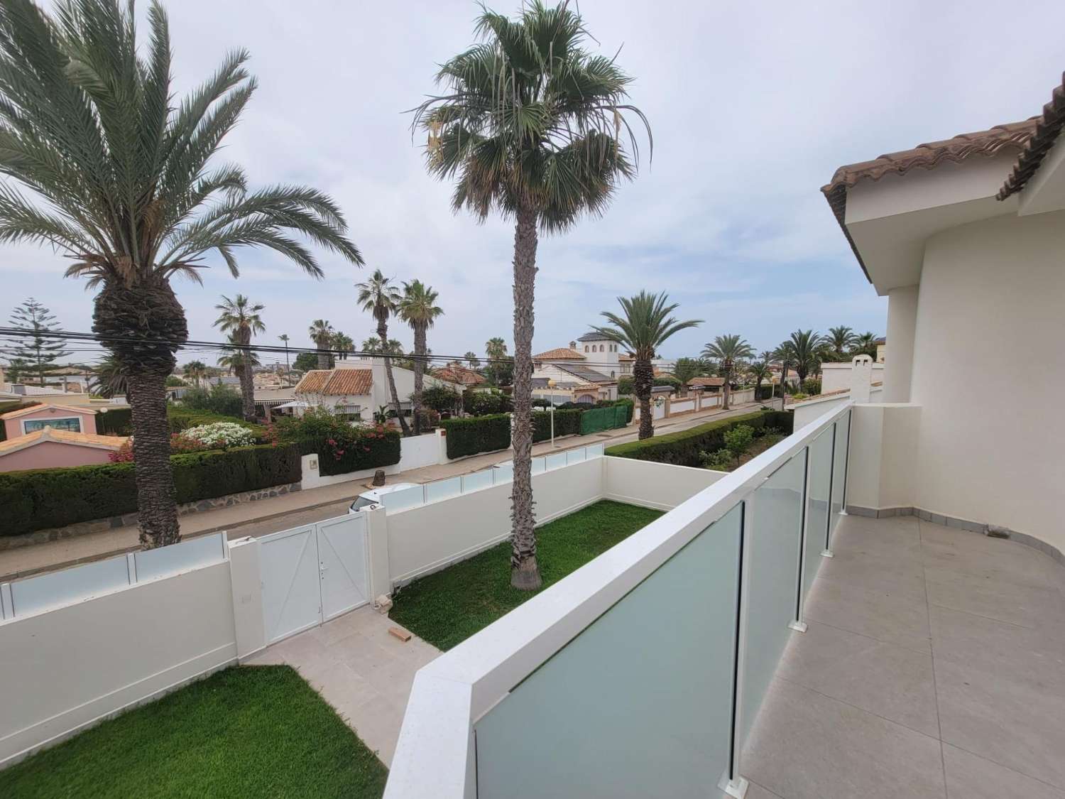 EXCLUSIVA VILLA MODERNA TOTALMENTE REFORMADA CON PISCINA PRIVADA EN CABO ROIG A 600 METROS DE LA PLAYA