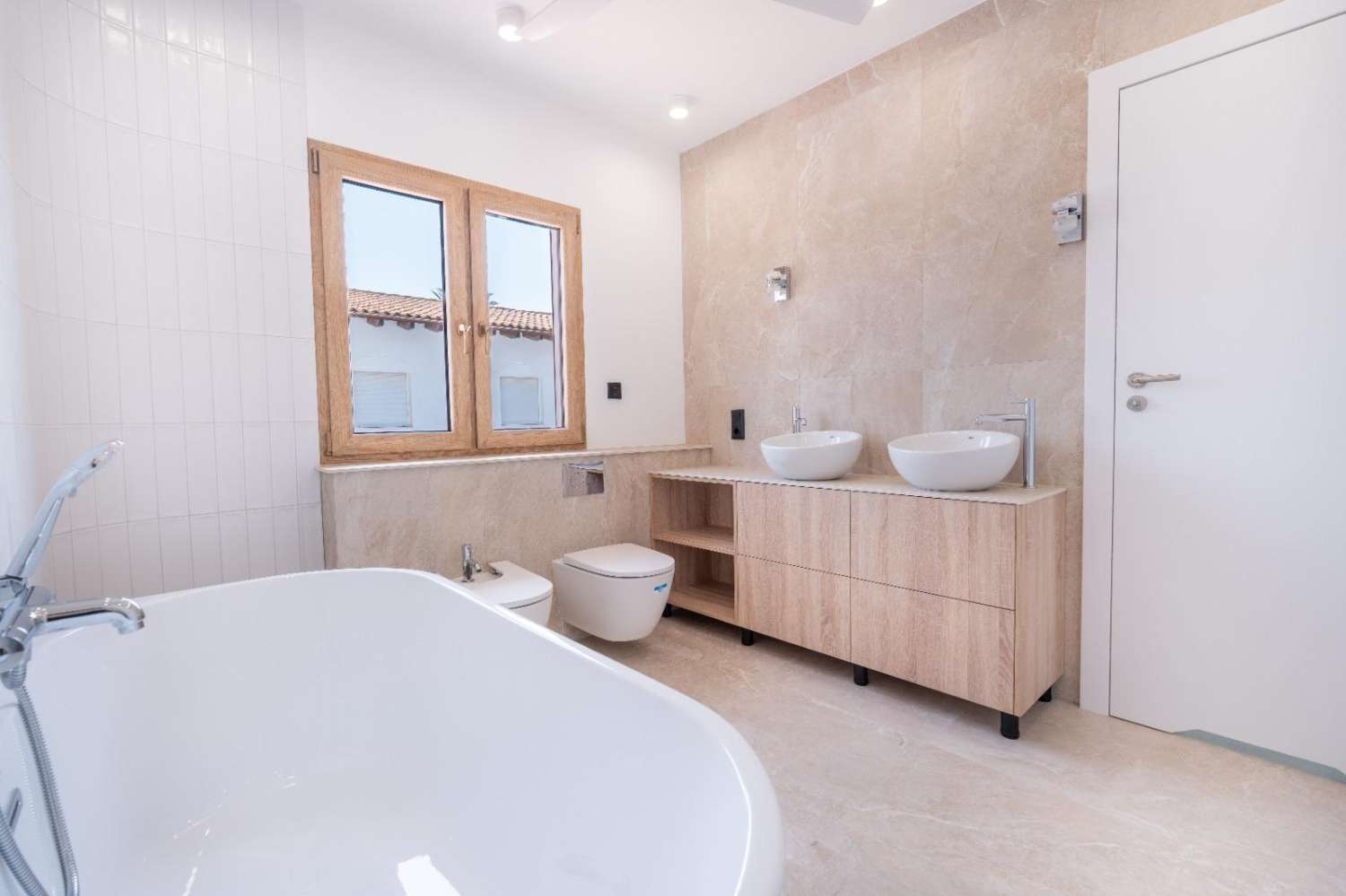 EXCLUSIVA VILLA MODERNA TOTALMENTE REFORMADA CON PISCINA PRIVADA EN CABO ROIG A 600 METROS DE LA PLAYA