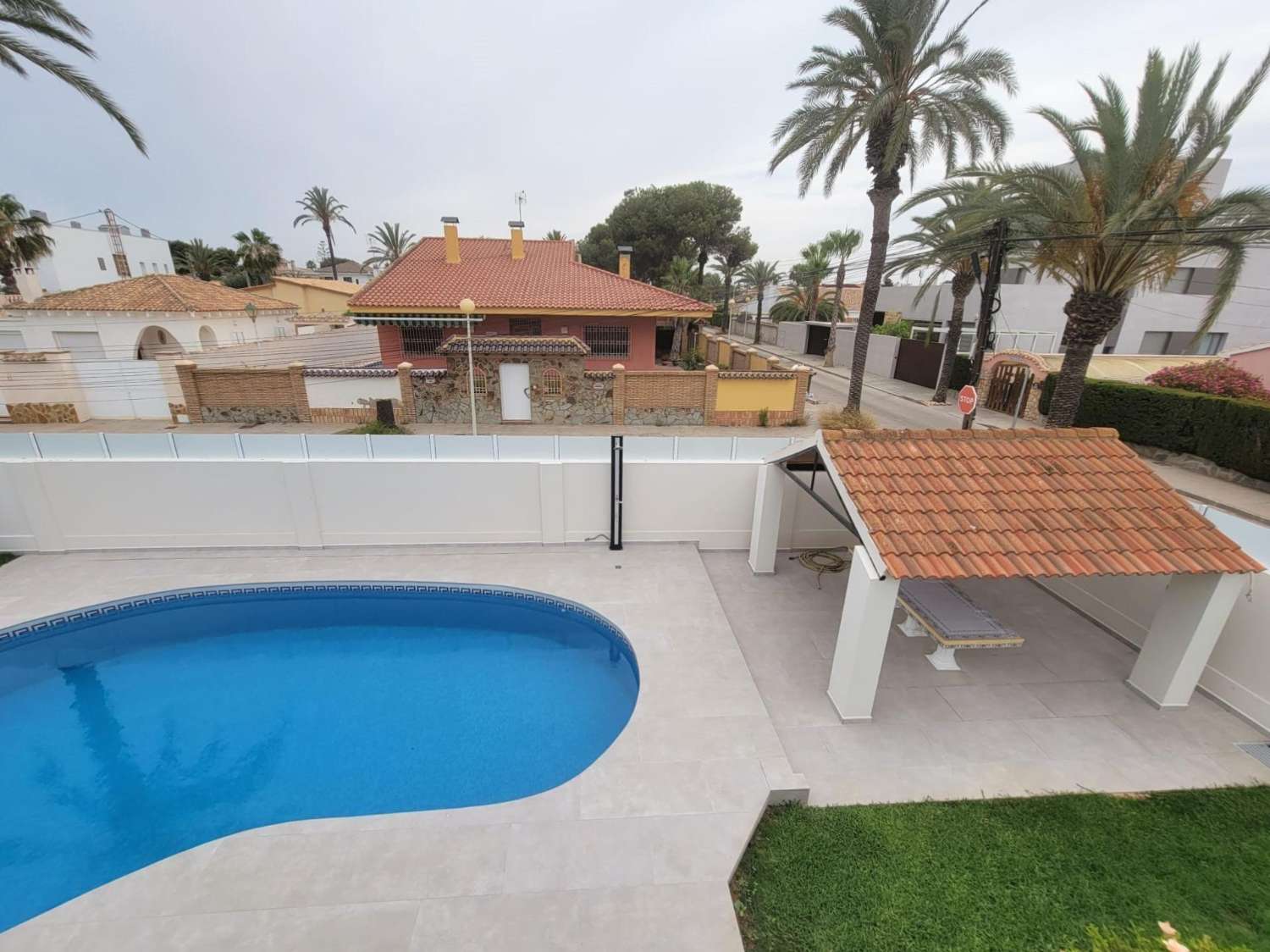 EXCLUSIVA VILLA MODERNA TOTALMENTE REFORMADA CON PISCINA PRIVADA EN CABO ROIG A 600 METROS DE LA PLAYA