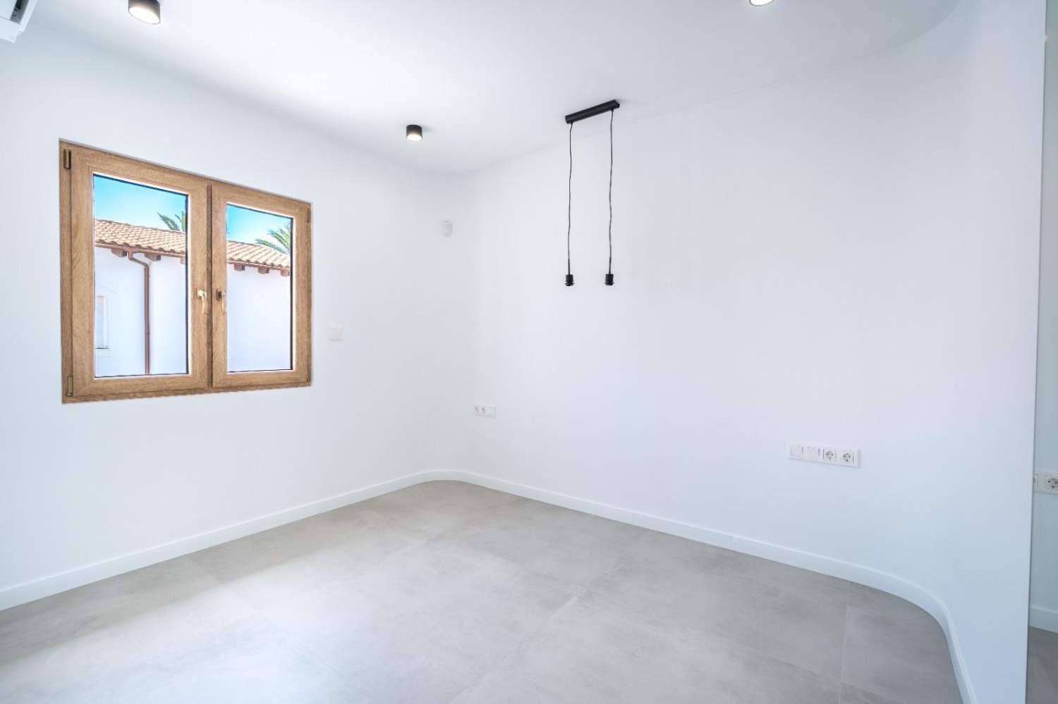 EXCLUSIVA VILLA MODERNA TOTALMENTE REFORMADA CON PISCINA PRIVADA EN CABO ROIG A 600 METROS DE LA PLAYA