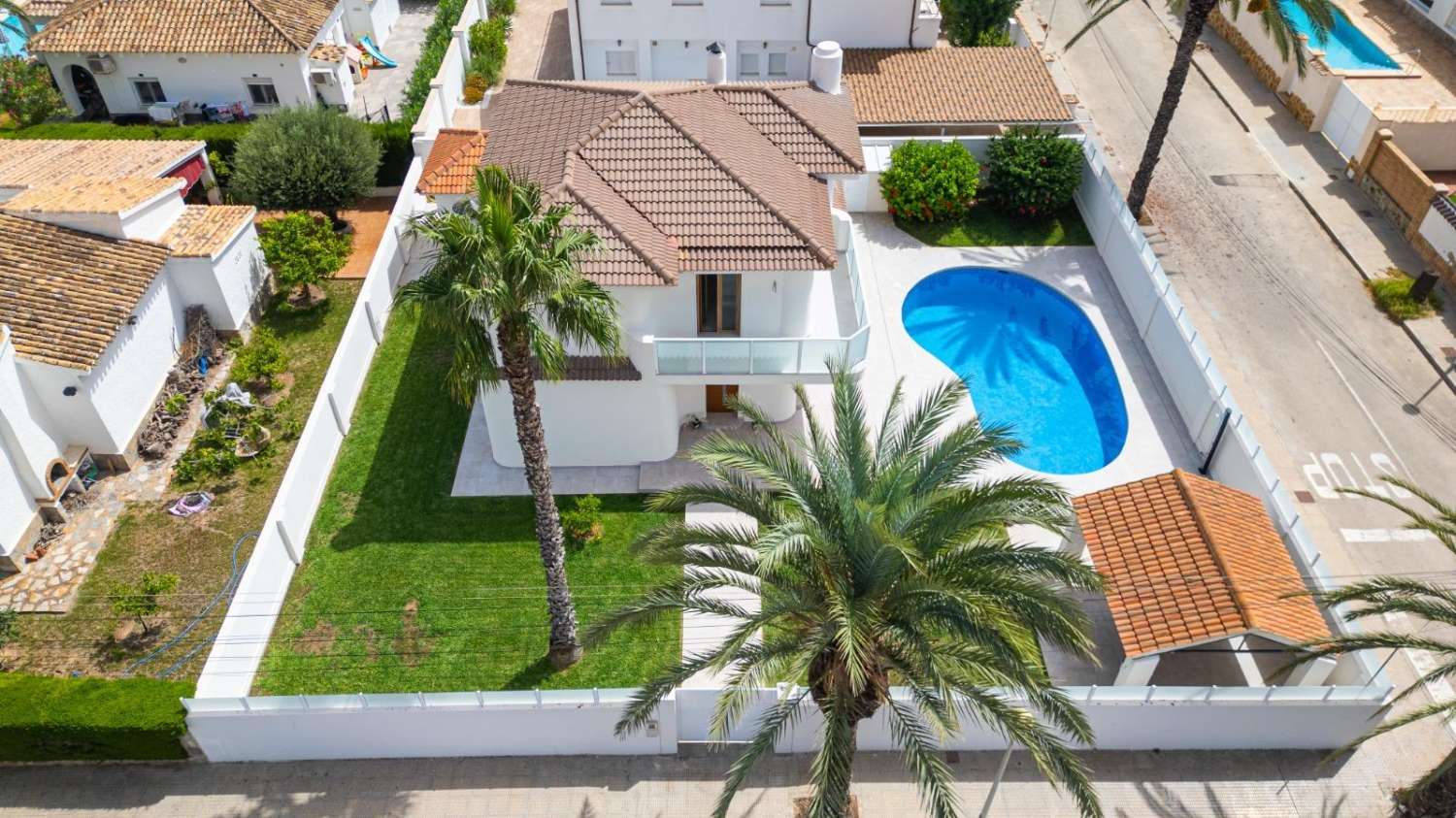 EXCLUSIVA VILLA MODERNA TOTALMENTE REFORMADA CON PISCINA PRIVADA EN CABO ROIG A 600 METROS DE LA PLAYA