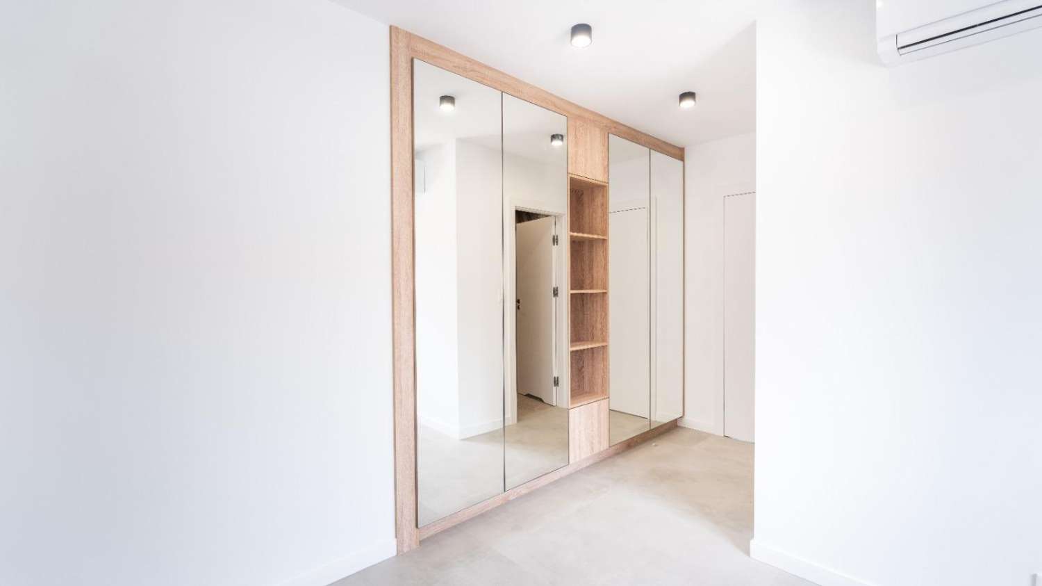 EXCLUSIVA VILLA MODERNA TOTALMENTE REFORMADA CON PISCINA PRIVADA EN CABO ROIG A 600 METROS DE LA PLAYA