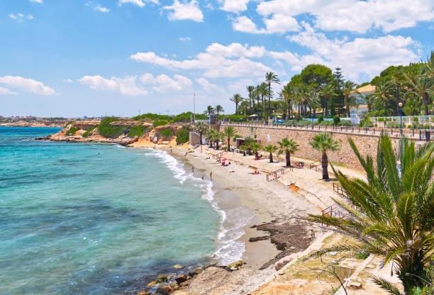 EXCLUSIVA VILLA MODERNA TOTALMENTE REFORMADA CON PISCINA PRIVADA EN CABO ROIG A 600 METROS DE LA PLAYA
