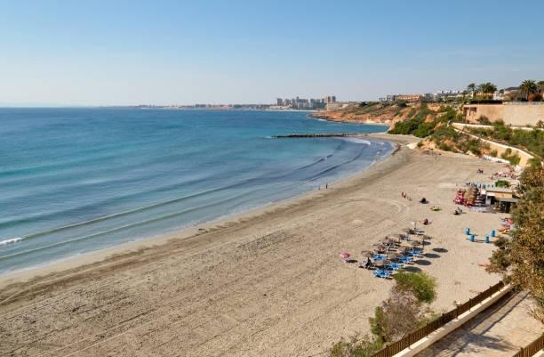 EXCLUSIVA VILLA MODERNA TOTALMENTE REFORMADA CON PISCINA PRIVADA EN CABO ROIG A 600 METROS DE LA PLAYA