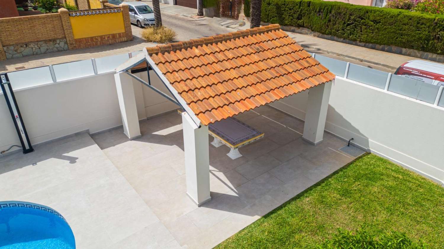 EXCLUSIVA VILLA MODERNA TOTALMENTE REFORMADA CON PISCINA PRIVADA EN CABO ROIG A 600 METROS DE LA PLAYA