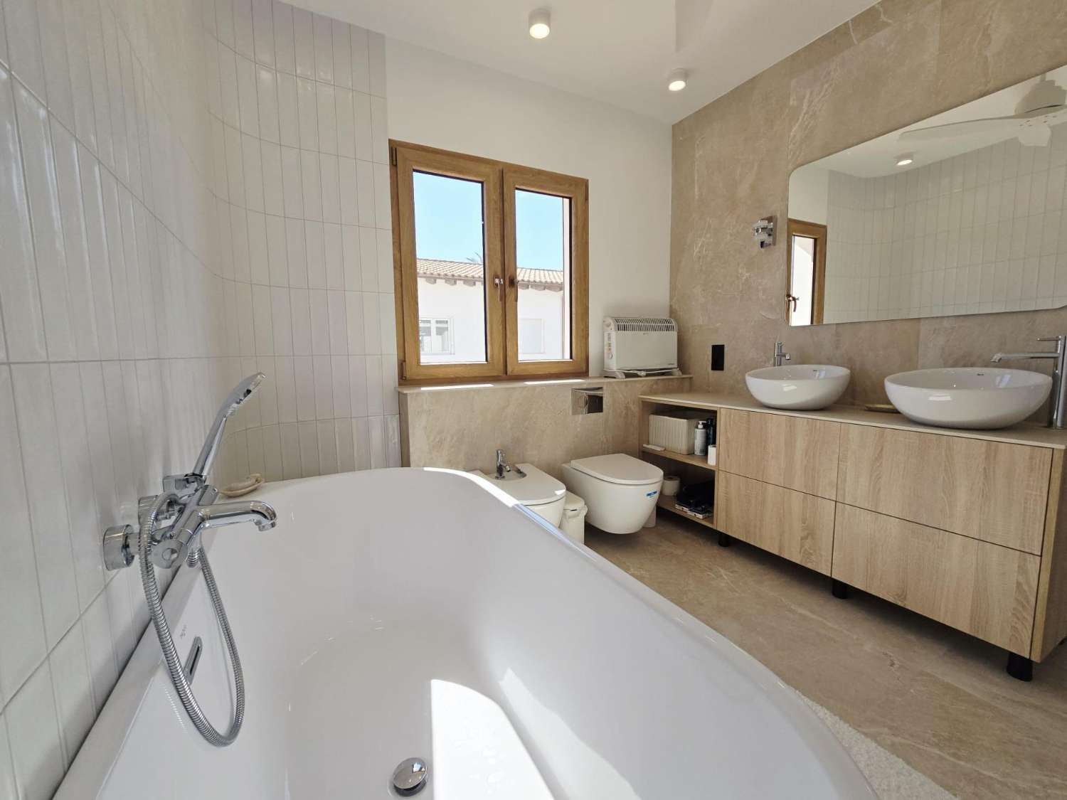 EXCLUSIVA VILLA MODERNA TOTALMENTE REFORMADA CON PISCINA PRIVADA EN CABO ROIG A 600 METROS DE LA PLAYA