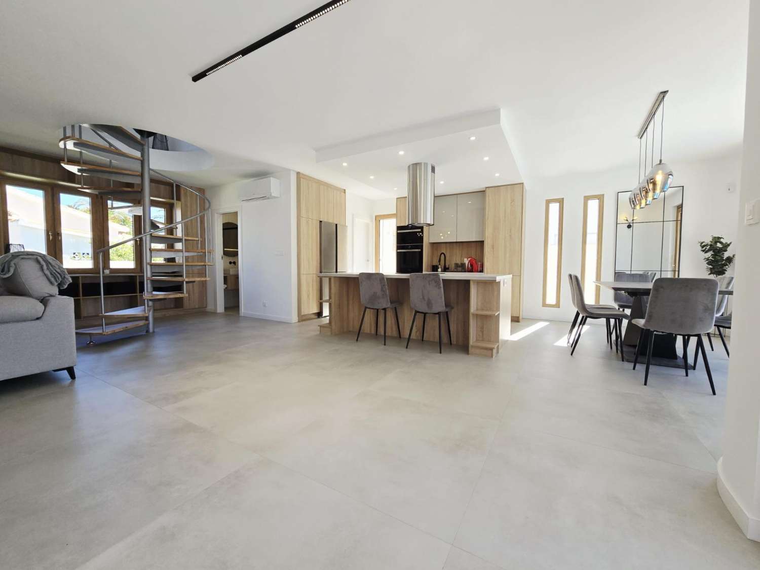 EXCLUSIVA VILLA MODERNA TOTALMENTE REFORMADA CON PISCINA PRIVADA EN CABO ROIG A 600 METROS DE LA PLAYA