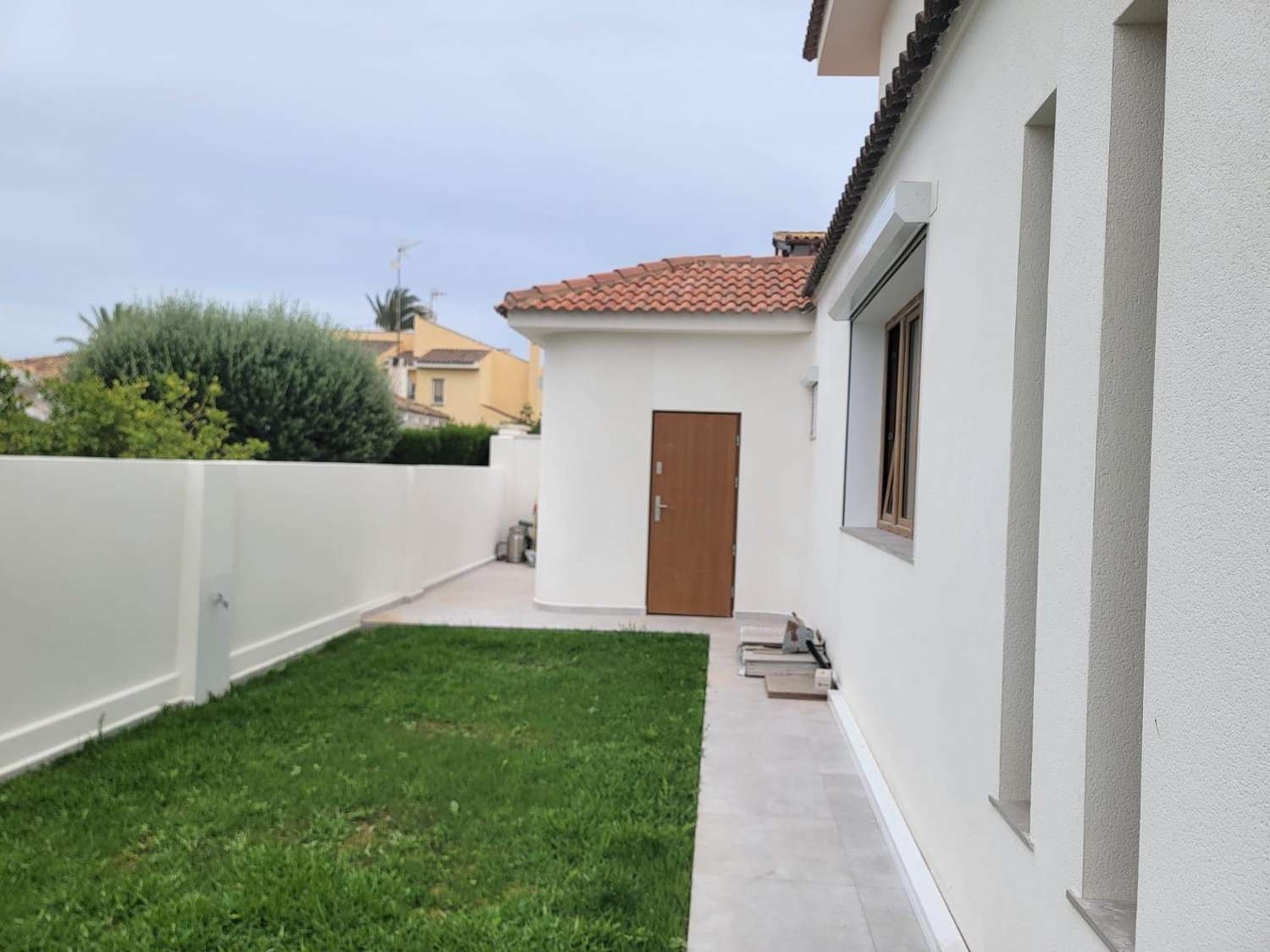 EXCLUSIVA VILLA MODERNA TOTALMENTE REFORMADA CON PISCINA PRIVADA EN CABO ROIG A 600 METROS DE LA PLAYA