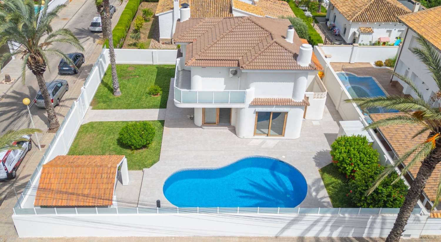 EXCLUSIVA VILLA MODERNA TOTALMENTE REFORMADA CON PISCINA PRIVADA EN CABO ROIG A 600 METROS DE LA PLAYA