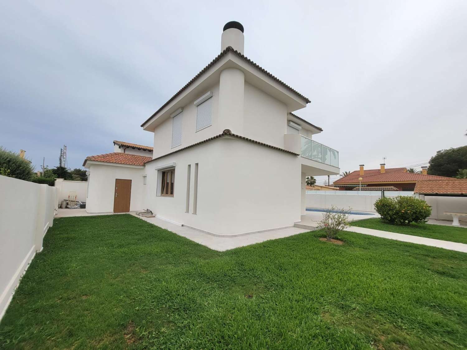 EXCLUSIVA VILLA MODERNA TOTALMENTE REFORMADA CON PISCINA PRIVADA EN CABO ROIG A 600 METROS DE LA PLAYA