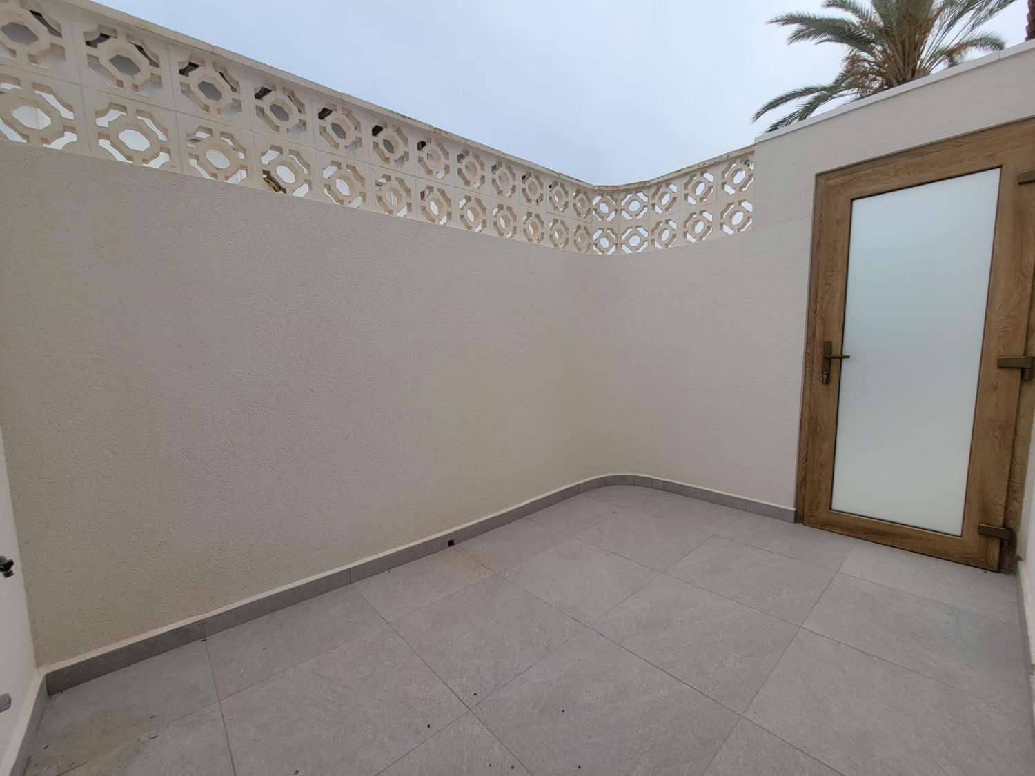 EXCLUSIVA VILLA MODERNA TOTALMENTE REFORMADA CON PISCINA PRIVADA EN CABO ROIG A 600 METROS DE LA PLAYA