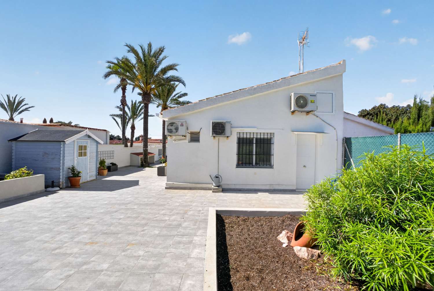 MODERNA VILLA DE UNA SOLA PLANTA EN LOS ÁNGELES – PARCELA DE 407 M², TOTALMENTE AMUEBLADA Y CERCA DE LA PLAYA