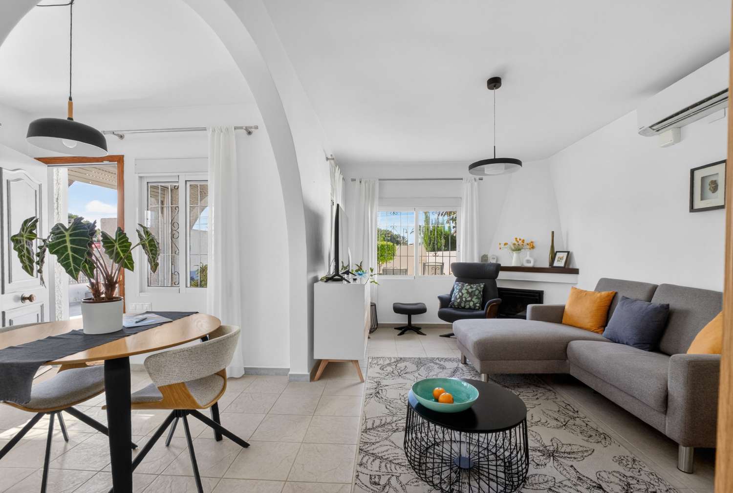 MODERNA VILLA DE UNA SOLA PLANTA EN LOS ÁNGELES – PARCELA DE 407 M², TOTALMENTE AMUEBLADA Y CERCA DE LA PLAYA