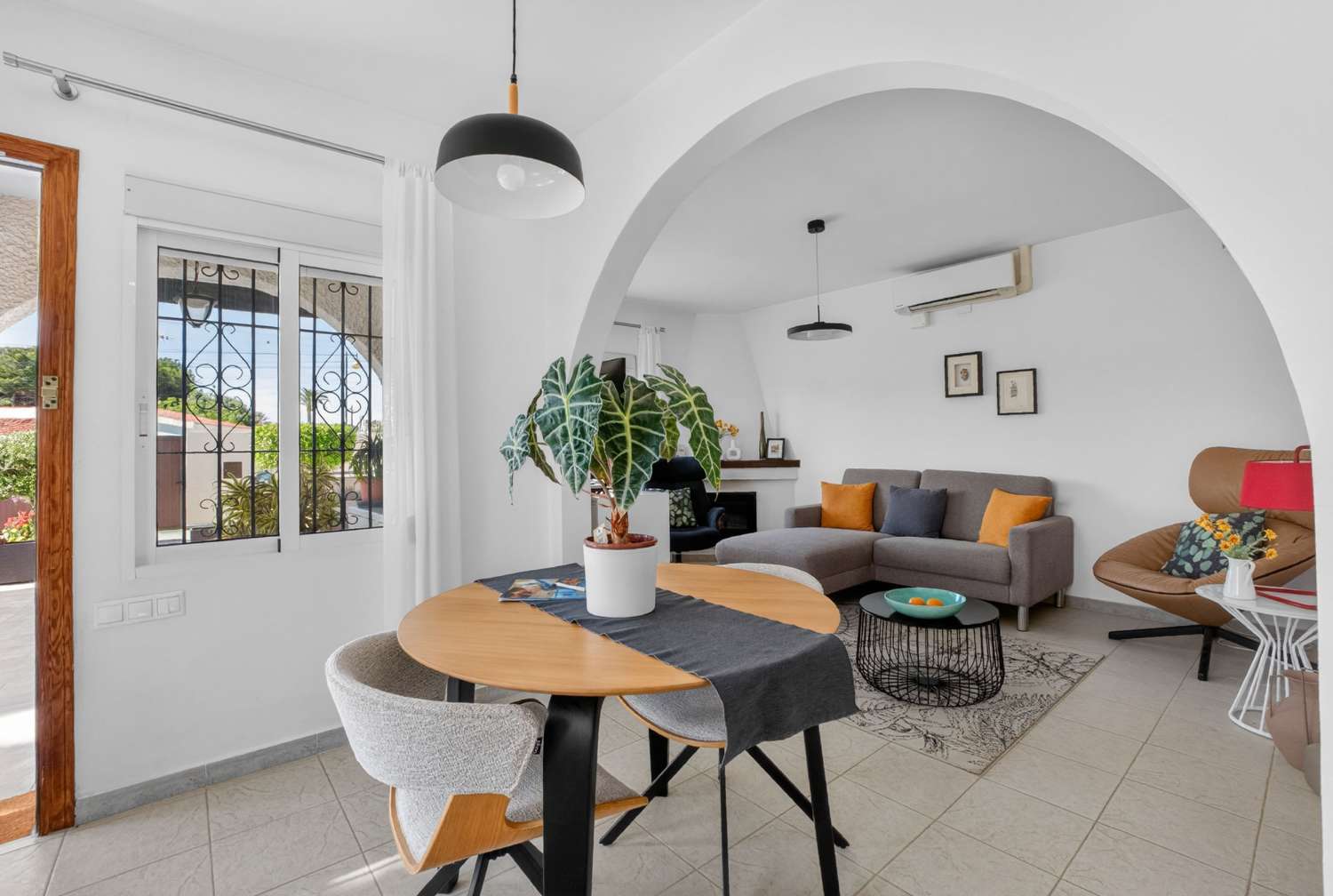 MODERNA VILLA DE UNA SOLA PLANTA EN LOS ÁNGELES – PARCELA DE 407 M², TOTALMENTE AMUEBLADA Y CERCA DE LA PLAYA